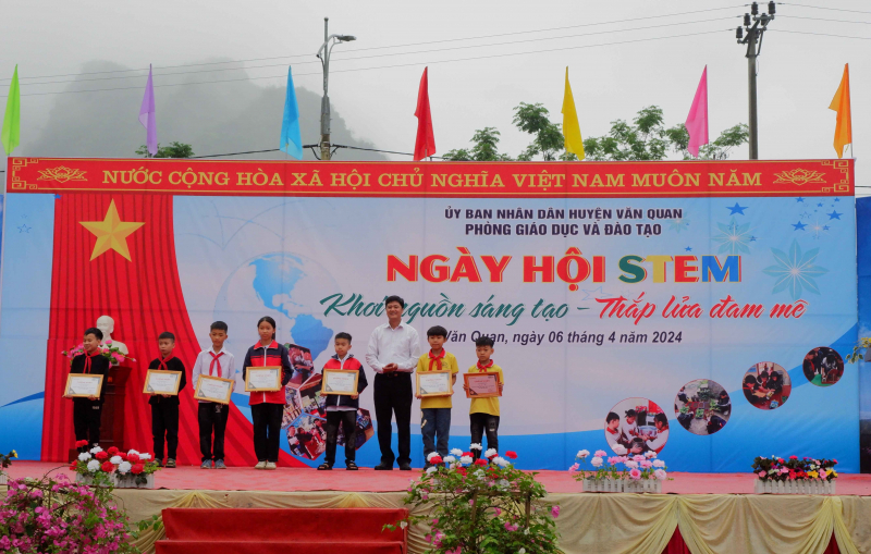 Phó Chủ tịch HĐND huyện Văn Quan Hoàng Văn Quân và TS. Dương Tuấn Hưng trao giải cho các đội xuất sắc Giải VEX Robotics huyện Văn Quan mở rộng