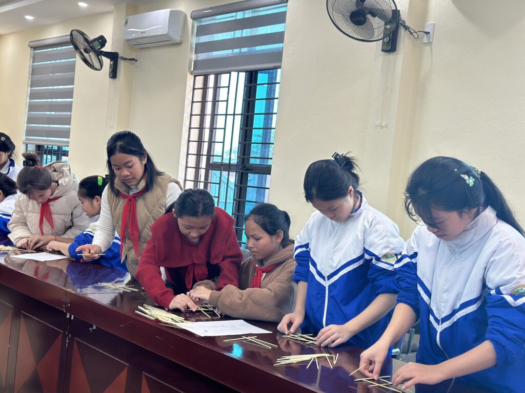 Học sinh tham gia hoạt động trải nghiệm STEM STEM girls workshop in Lang Chang