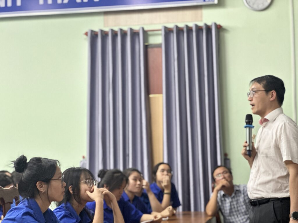 TS. Đặng Văn Sơn dẫn dắt hội thảo - Dr Dang Van Son Dr. Đặng Văn Sơn leading the workshop