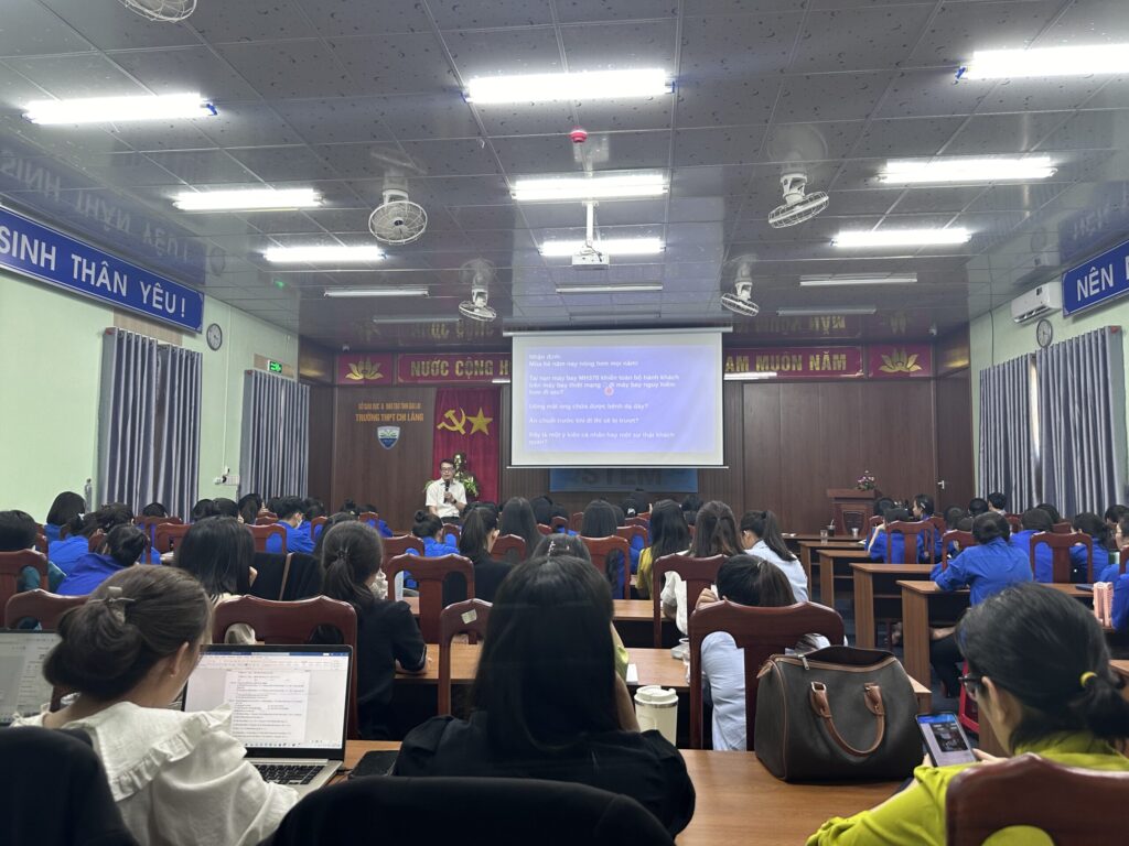 TS. Đặng Văn Sơn dẫn dắt hội thảo - Dr Dang Van Son Dr. Đặng Văn Sơn leading the workshop