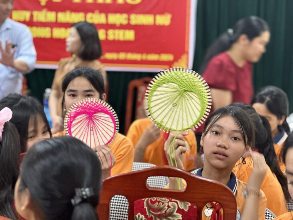 Học sinh tạo hình tim bằng đan dây len Students create a heart shape by weaving yarn