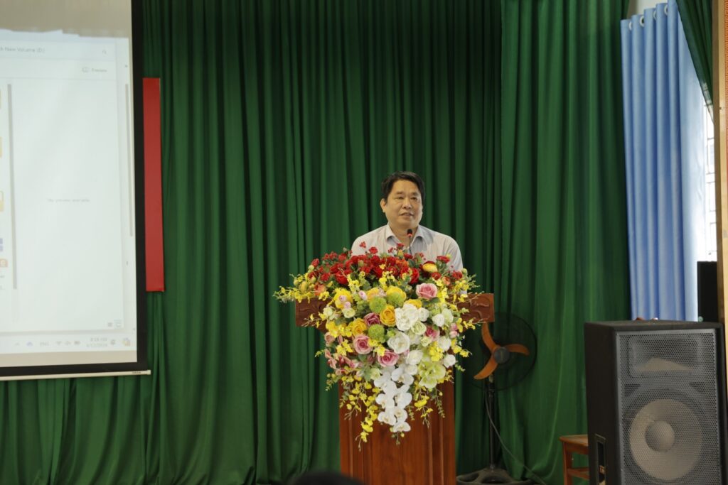 Ông Đỗ Hoàng Sơn - Chương trình Tỏa sáng sức mạnh Tri thức phát biểu. Mr Do Hoang Son giving opening speech