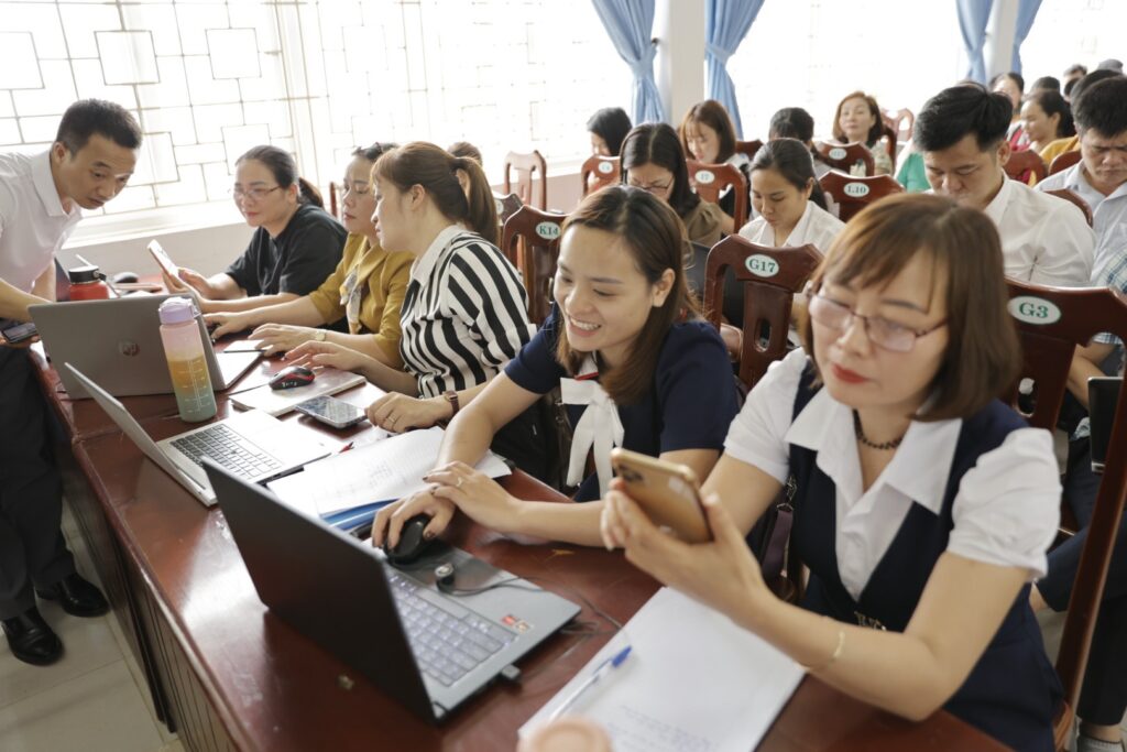 Giáo viên STEM Lạc Sơn tham gia các hoạt động trong buổi tập huấn. STEM teachers of Lac Son participated in activities during the training session.