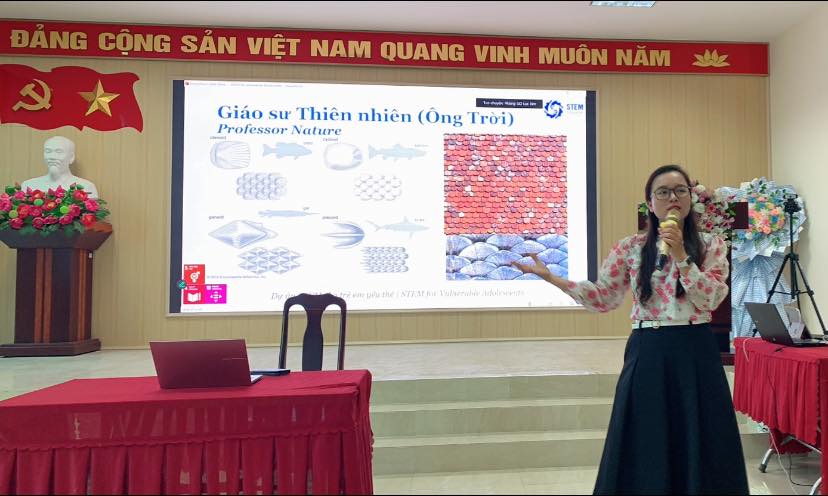 Cô Hồng Quyên chia sẻ chuyên đề 5 người thầy sẵn có trong giáo dục STEM - Ms Hong Quyen deliver the 5 available teachers in STEM