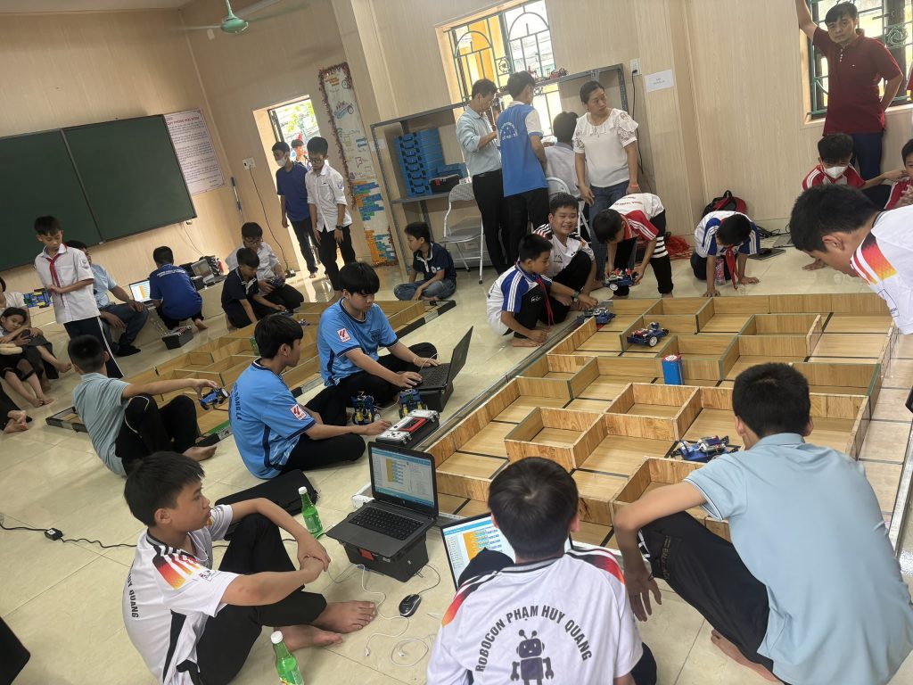 STEM robotic Ngày hội STEM Đông Các - Robotics activities in Dong Cac Middle School STEM day