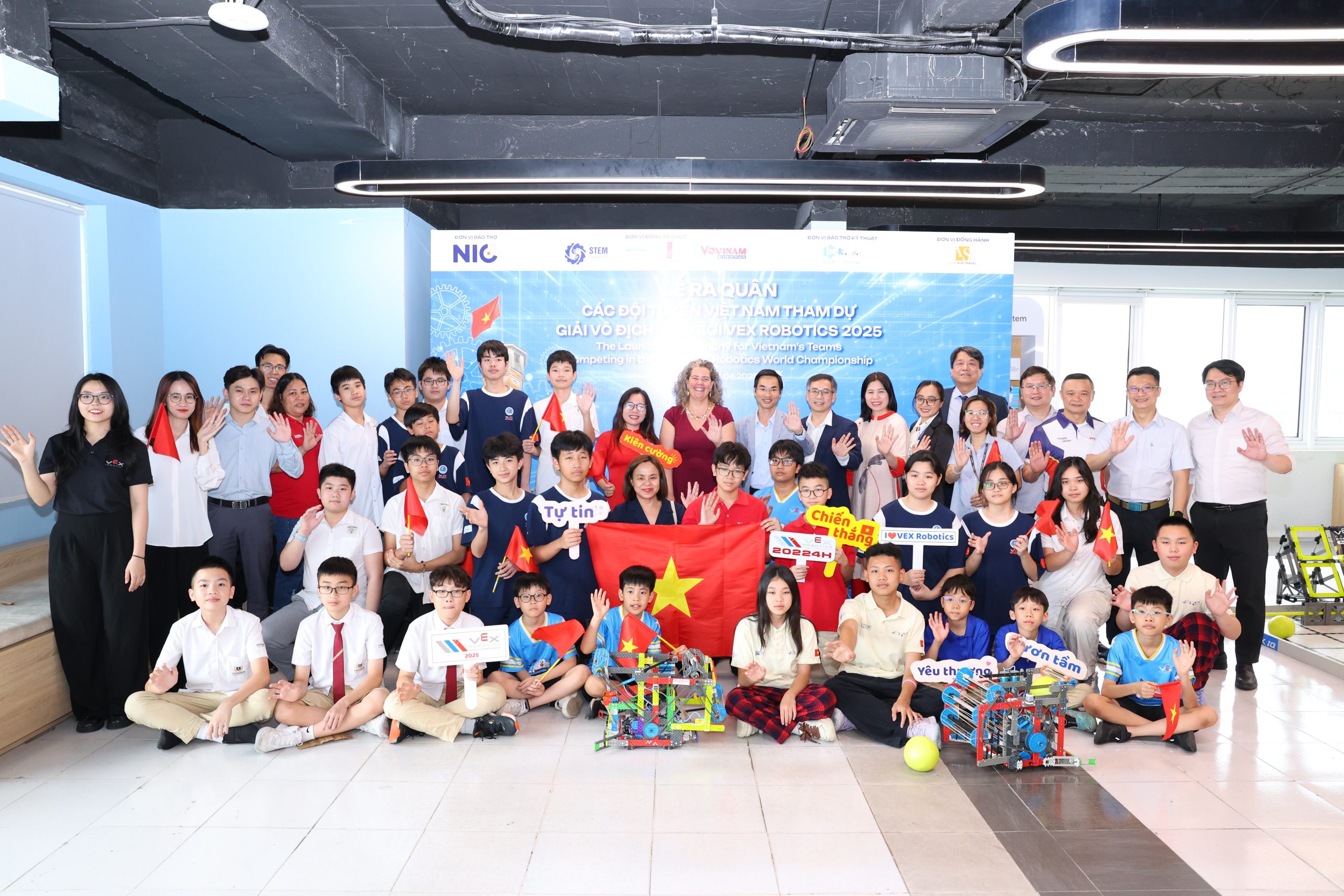 Việt Nam Ra Quân Mạnh Mẽ Cho Giải Vô Địch VEX Robotics Thế Giới 2025