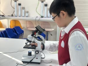 Học sinh trải nghiệm tại Darwin lab