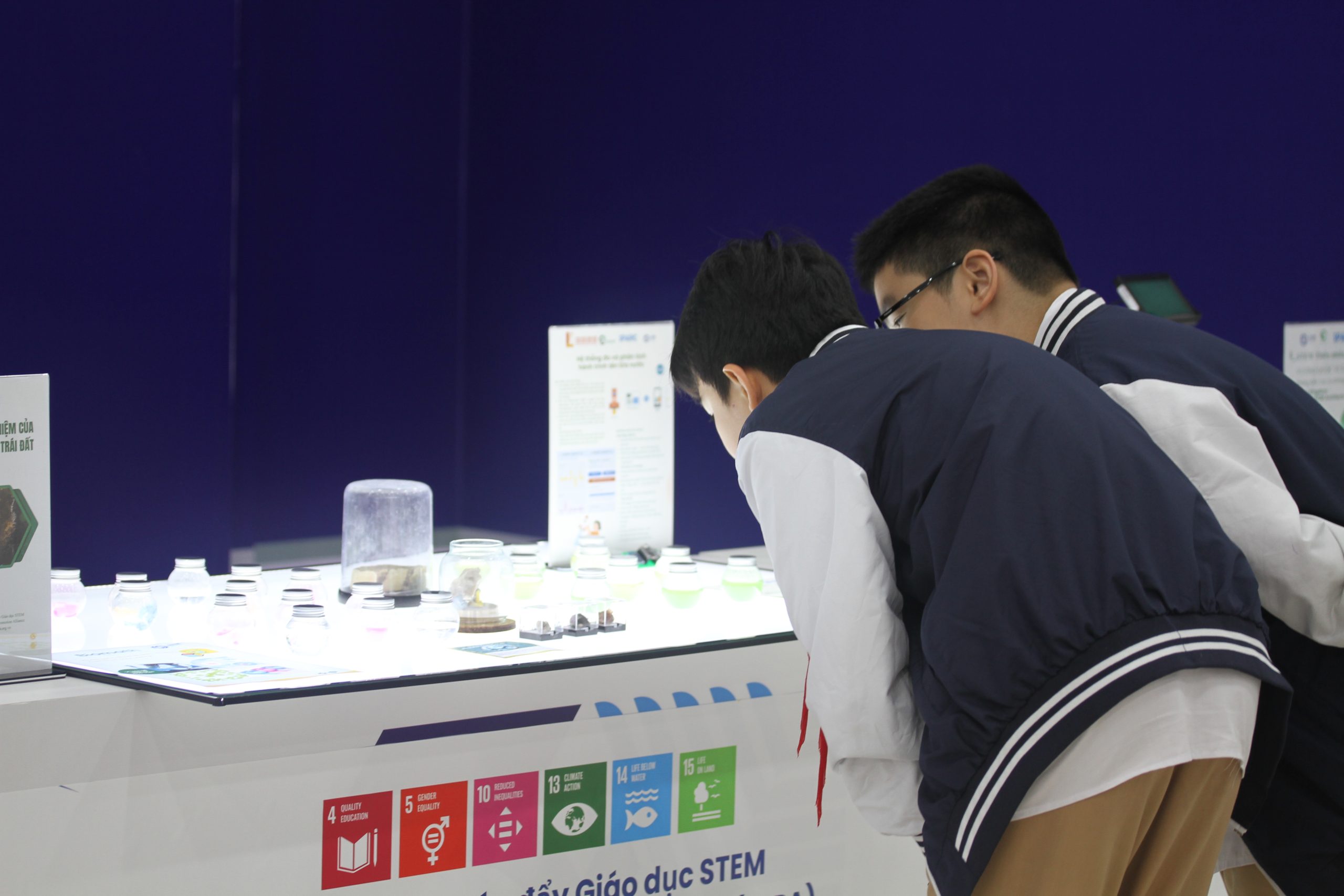 Học sinh trải nghiệm các hoạt động về Khoa học sự sống tại gian của SEPA