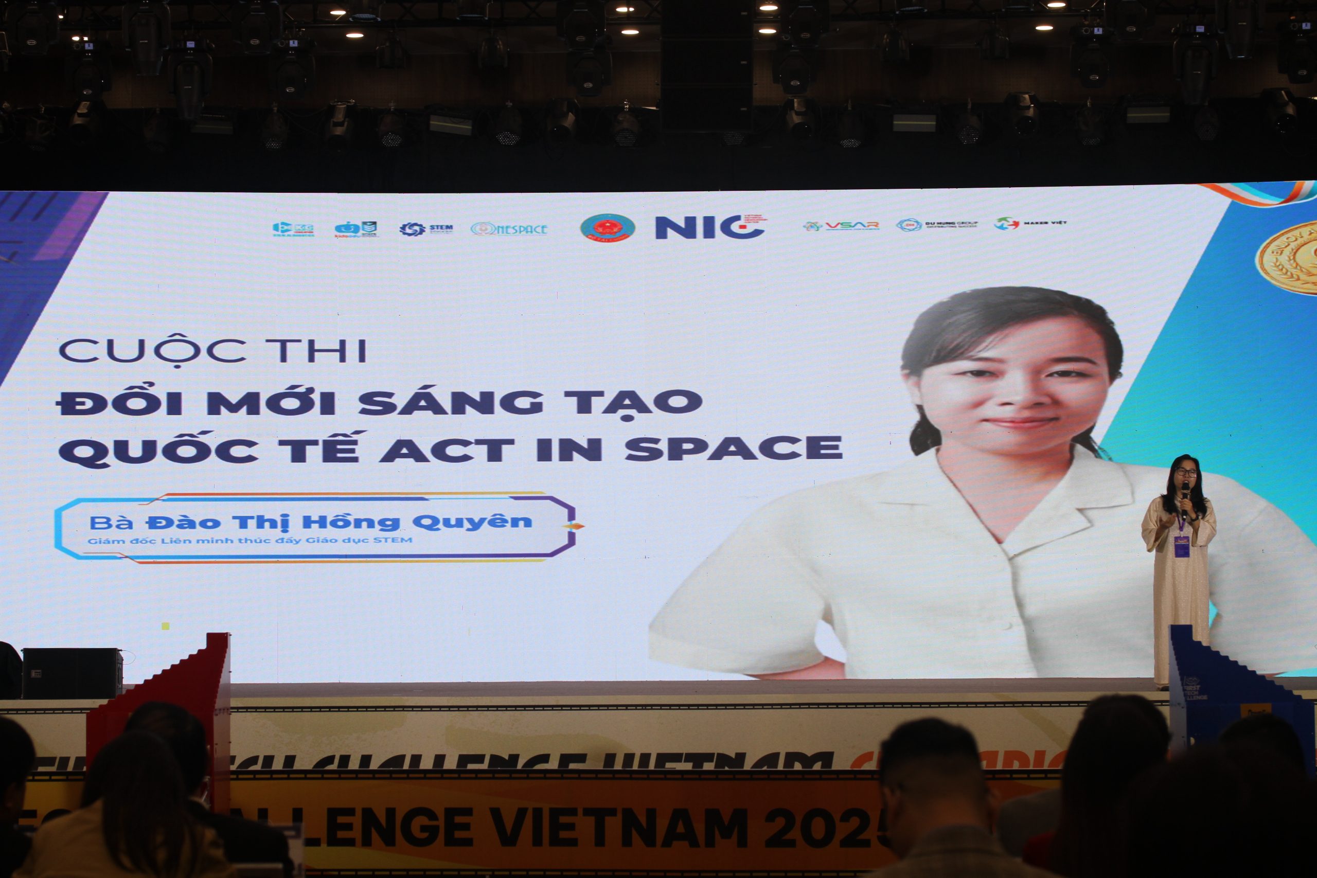 Cô Đào Thị Hồng Quyên giới thiệu về các hoạt động STEM