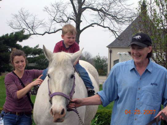 Trẻ khám phá yên ngựa