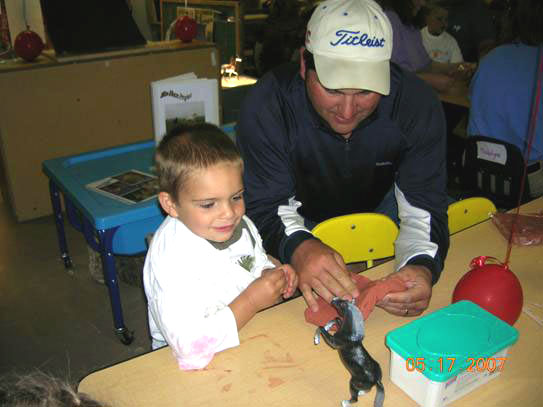 Nặn đất sét cùng bố