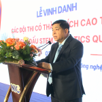 Phó Thủ tướng Nguyễn Chí Dũng cho biết Đảng, Nhà nước, nhà trường, các tổ chức sẽ hỗ trợ phát triển STEM và mong muốn các thầy, cô giáo luôn đồng hành cùng các em học sinh để tạo lập một phong trào học tập STEM sôi nổi, lan tỏa khắp cả nước Deputy Prime Minister Nguyen Chi Dung stated that the Party, the State, schools, and organizations will support the development of STEM. He expressed his hope that teachers will always accompany their students to foster a vibrant and widespread STEM learning movement across the country.