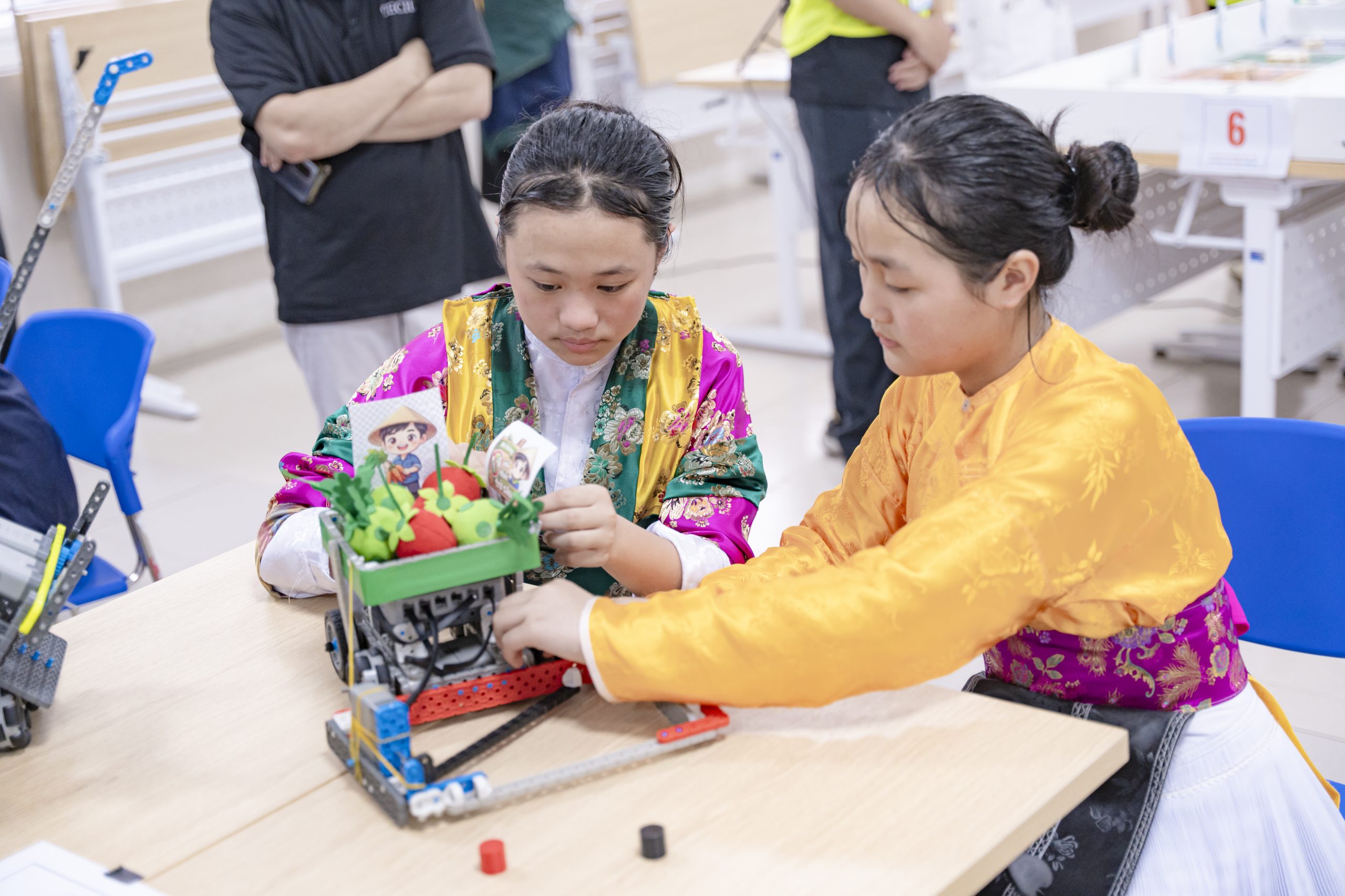 Học sinh trong trang phục văn hóa địa phương tham gia hoạt động Robotics STEM