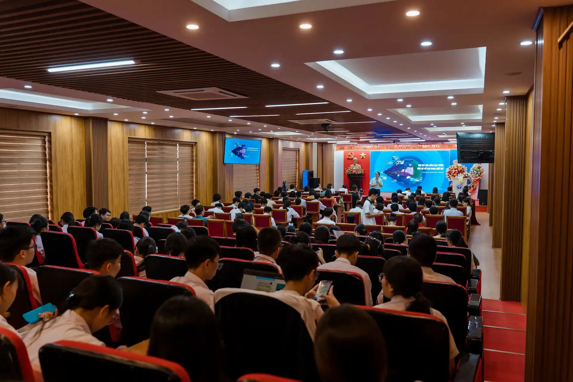 Hội trường đông kín học sinh tại NASA Space Apps Challenge 2025