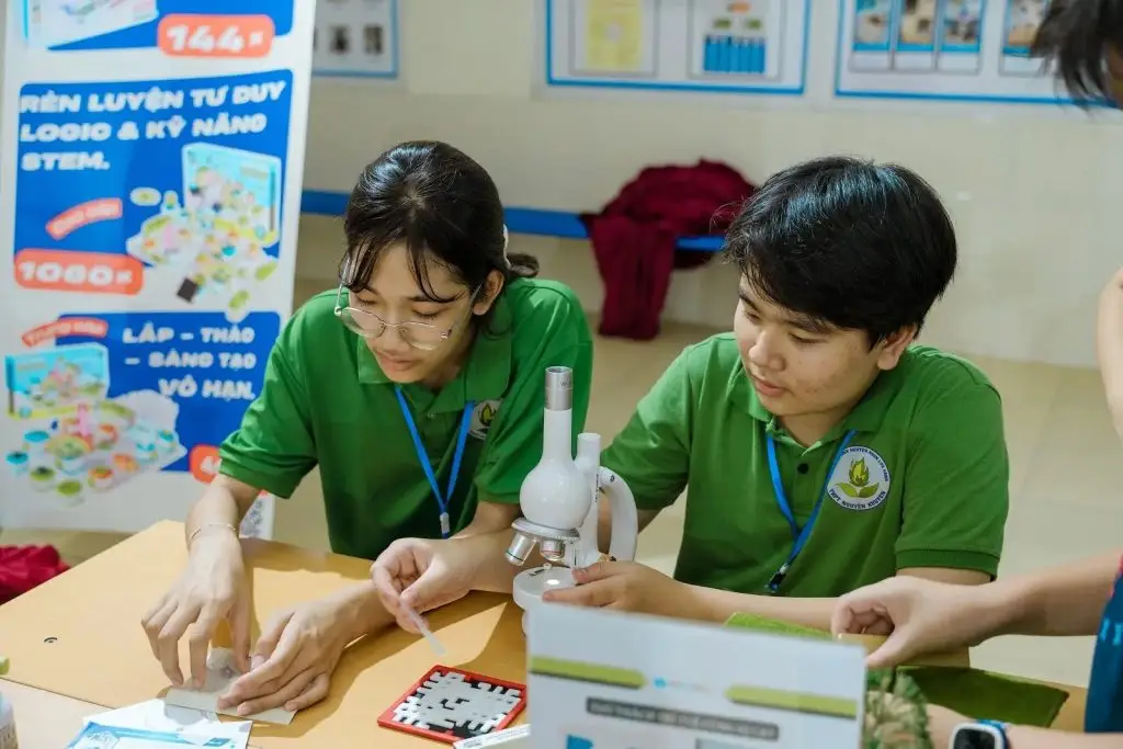 Hai học sinh lắp ráp mô hình trong NASA Space Apps Challenge Ninh Bình 2025